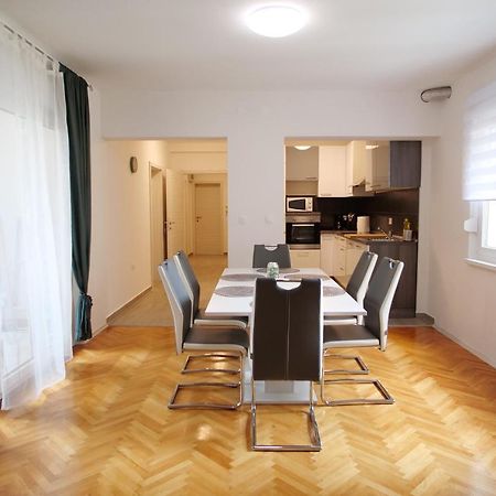Arena Apartment With 3 Bedrooms In The City Center プーラ エクステリア 写真